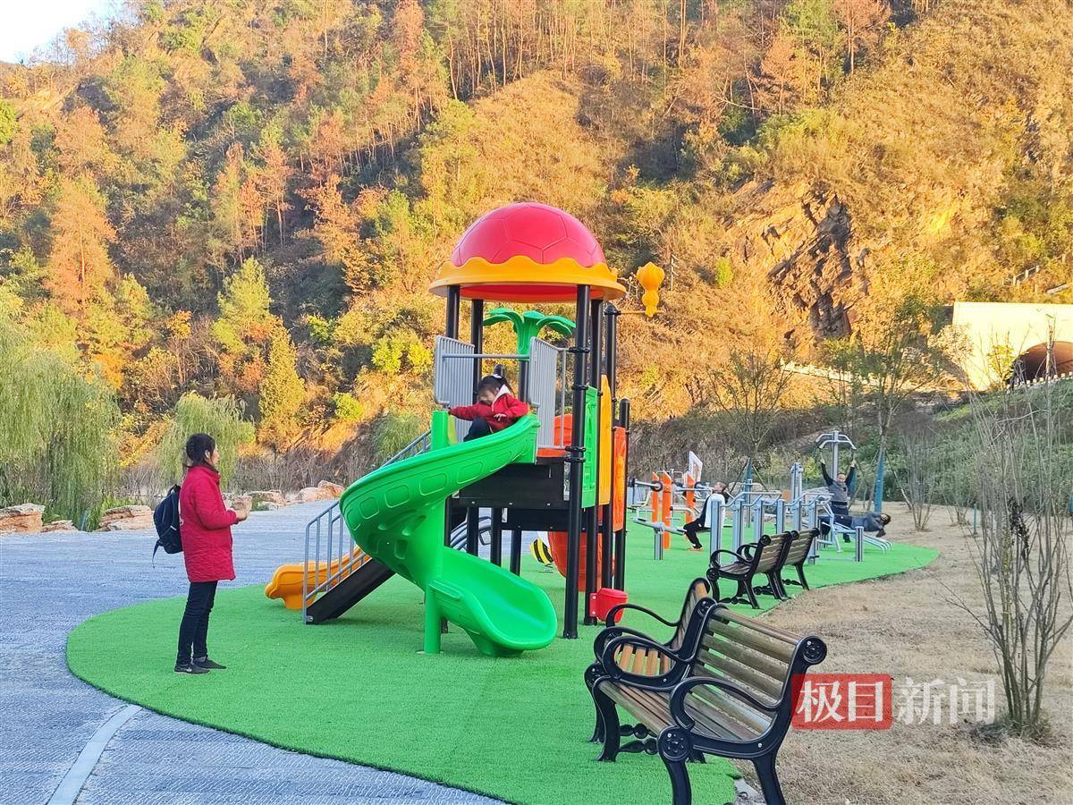 健身器材進(jìn)鄉(xiāng)村<strong></p>
<p>健身器材
</strong>，駐村幫扶惠民生:健身器材

