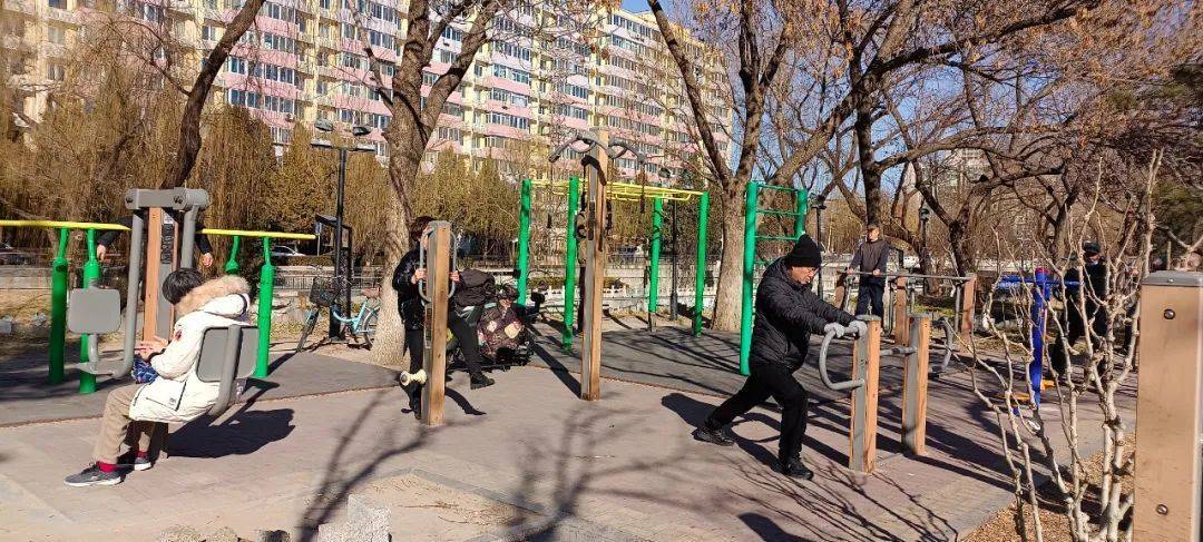 不用非得去健身房！樓下的健身器材<strong></p>
<p>健身器材
</strong>，只要十幾分鐘，也有效！:健身器材
