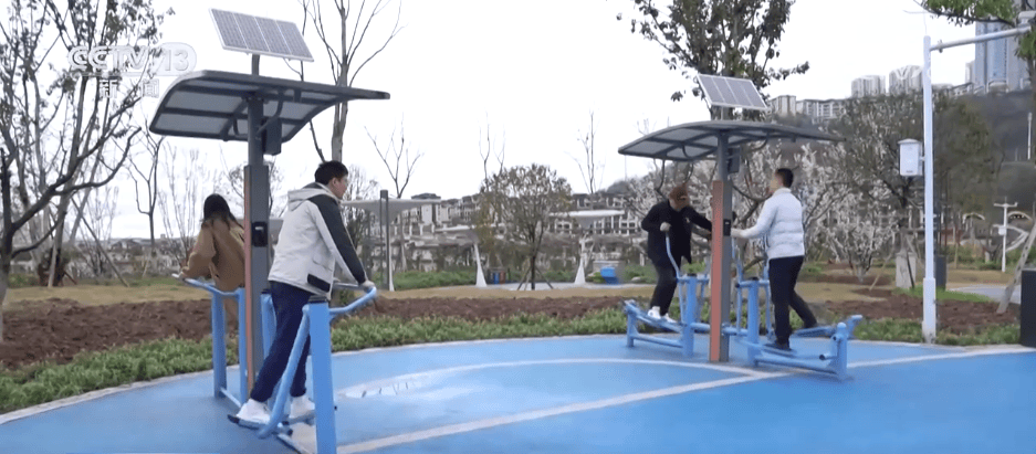 AI+體育公園<strong></p>
<p>健身器材
</strong>，未來感拉滿！智能健身器材讓群眾運(yùn)動增添“科技范兒”:健身器材
