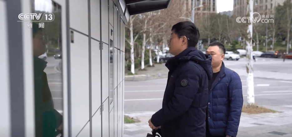 AI+體育公園<strong></p>
<p>健身器材
</strong>，未來感拉滿！智能健身器材讓群眾運(yùn)動增添“科技范兒”:健身器材
